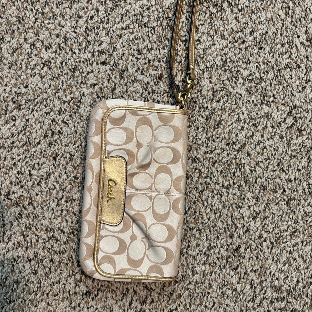 Coach Gold and Cream Patterned Wristlet

Cash app payments only